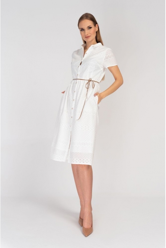 Bawełniana biała sukienka midi z haftowanej ażurowej tkaniny, zapinana na guziki