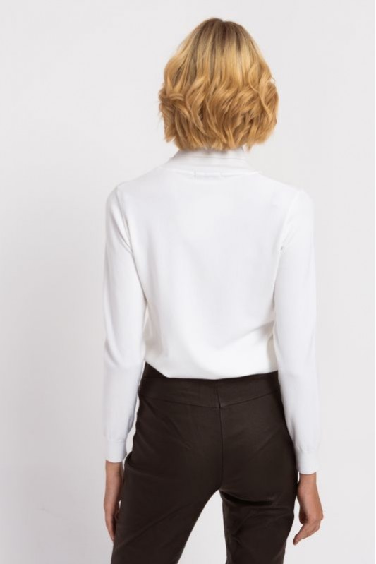 Stylizacja do pracy: biały sweterek basic z wiskozy. Klasyczny krój, podkreślający kobiecą figurę, długie rękawy.
