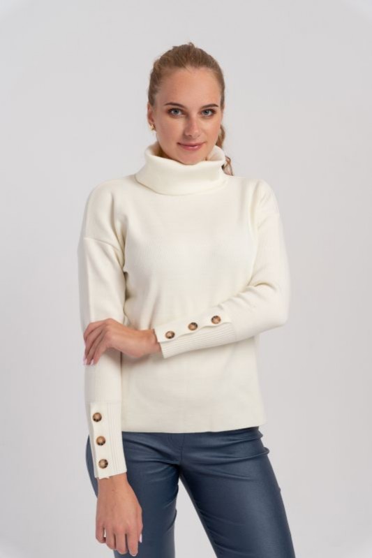 Stylizacja do pracy: biały elegancki sweterek z wiskozy. Dopasowany krój, długie rękawy z ozdobnymi guzikami.