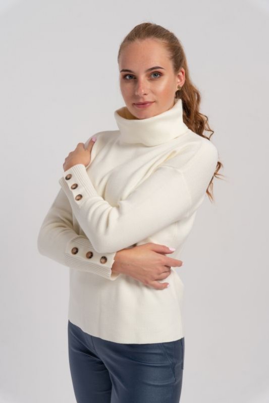 Stylizacja do pracy: biały elegancki sweterek z wiskozy. Dopasowany krój, długie rękawy z ozdobnymi guzikami.