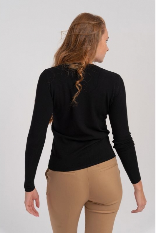 Stylizacja do pracy: czarna bluzka basic z wiskozy. Dopasowany krój podkreślający kobiecą figurę, długi rękaw, dekolt w serek.