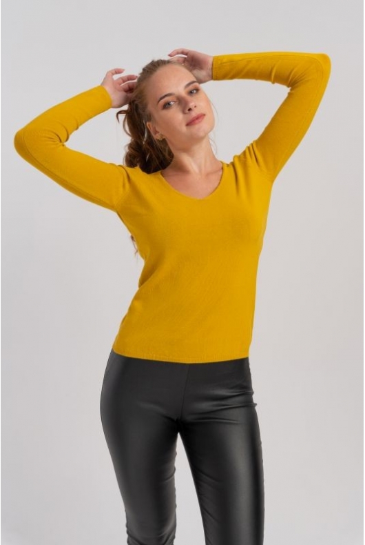 Stylizacja do pracy: żółta bluzka basic z wiskozy. Dopasowany krój podkreślający kobiecą figurę, długi rękaw, dekolt w serek.