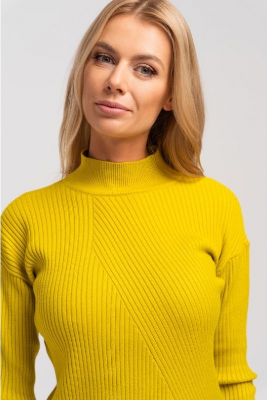 limonkowy sweter z półgolfem