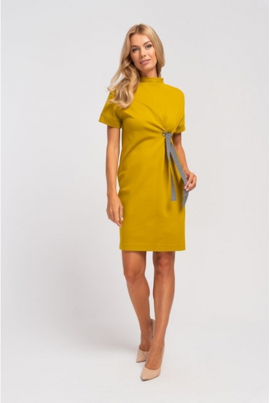 Elegancka kopertowa sukienka midi z wiskozy. Kolor żółty, podkreślona talia, krótki rękaw.