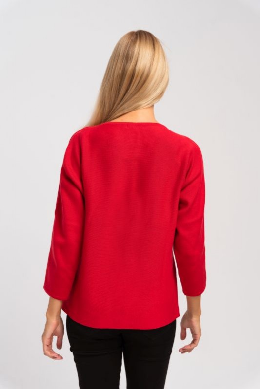 Czerwony sweter z szerokim rękawem
