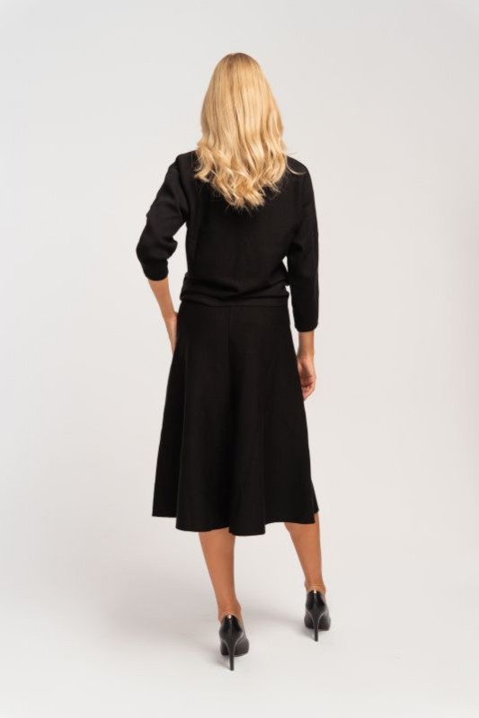 Stylizacja do pracy: elegancka spódnica midi o rozkloszowanym kroju z bawełny. W pasie zwężenie podkreślające kobiecą figurę.