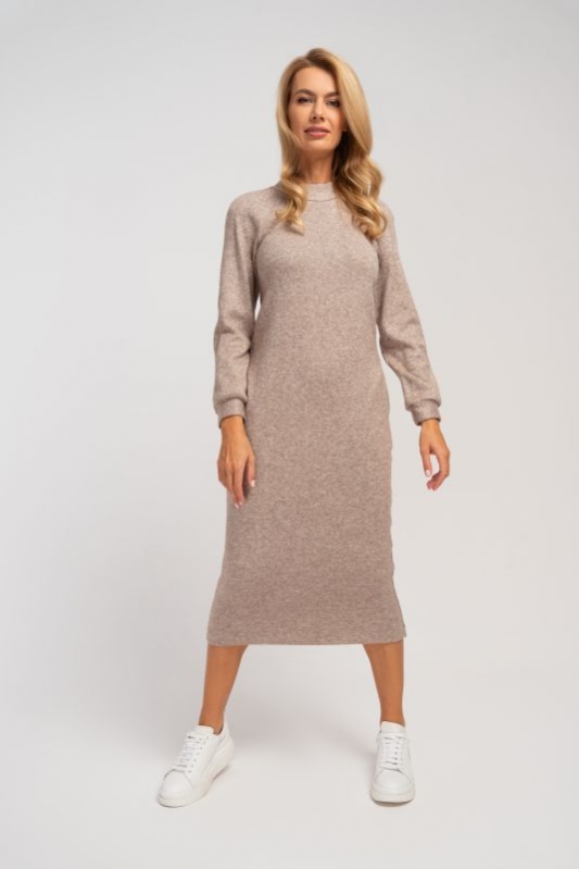 Beżowa swetrowa sukienka maxi z wiskozy z golfem. Dopasowany krój, długie rękawy i kieszenie.