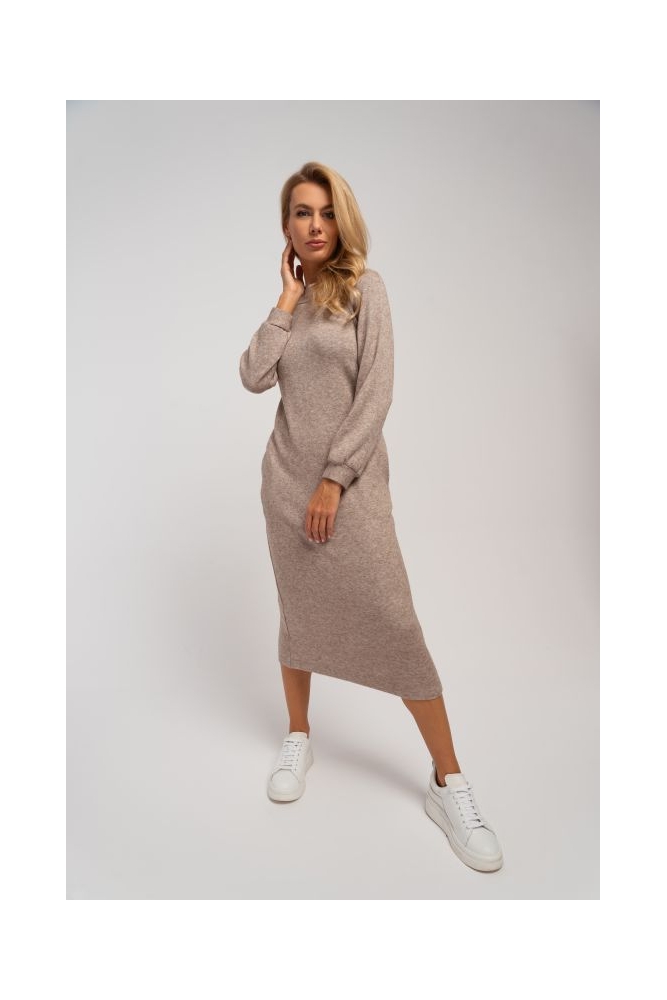 Beżowa swetrowa sukienka maxi z wiskozy z golfem. Dopasowany krój, długie rękawy i kieszenie.