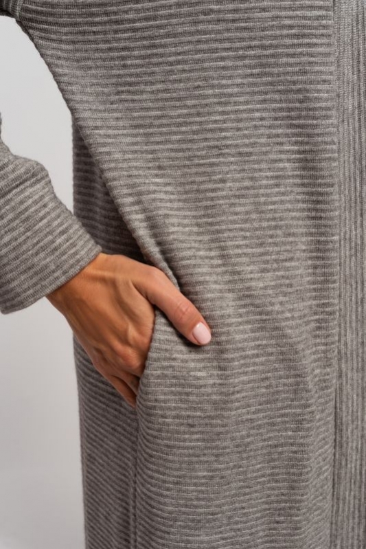 Długa swetrowa narzuta maxi z wiskozy, w kolorze szarym. Luźny krój z wycięciami i kieszeniami.