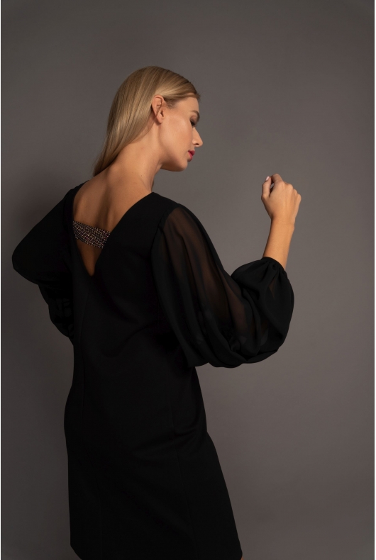 Elegancka czarna sukienka midi, wieczorowa, z wiskozy. Luźne, balonowe rękawy i wycięte plecy, podkreślające kobiecą figurę.