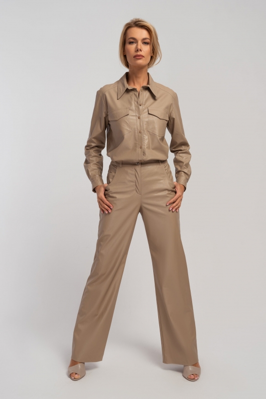 Długie beżowe spodnie typu dzwony, z szeroką nogawką i wysokim stanem, uszyte z eco skóry.