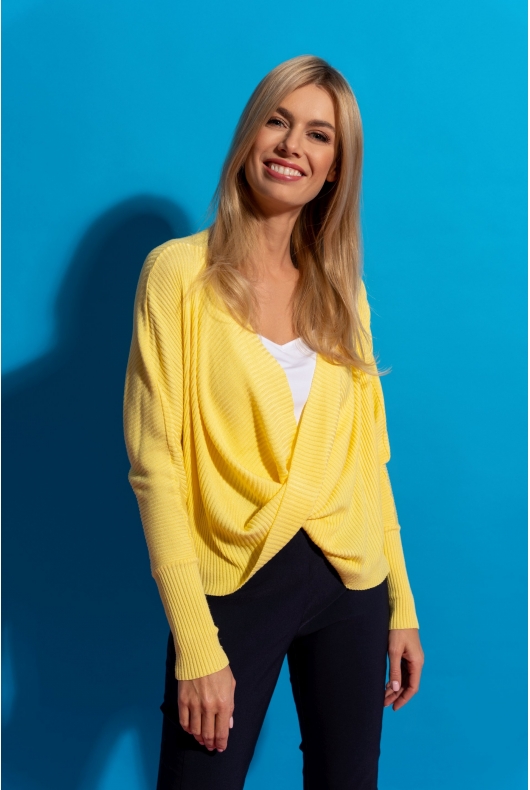 Żółty kopertowy sweterek z wiskozy o krótkim i lekkim fasonie. Letnia stylizacja.