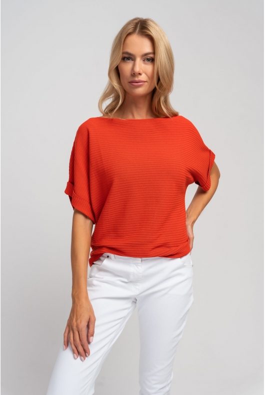 Pomarańczowy prążkowany sweter oversize z krótkim rękawem i podwijanymi mankietami
