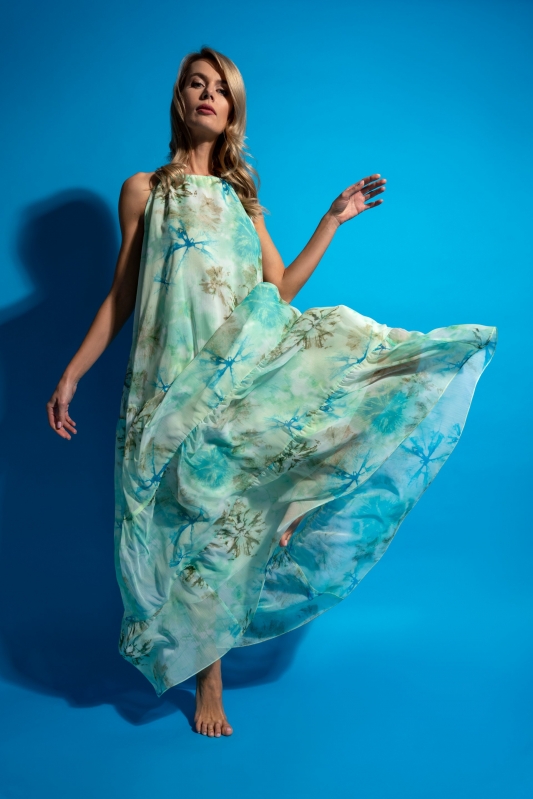 Letnia długa sukienka maxi z odkrytymi ramionami o rozkloszowanym kroju z dekoltem halter, w kolorze miętowym we wzory.