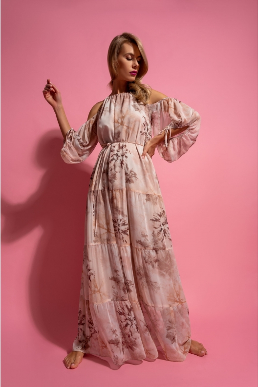 Letnia długa sukienka maxi z odkrytymi ramionami o rozkloszowanym kroju z dekoltem halter, w kolorze beżowym we wzory.