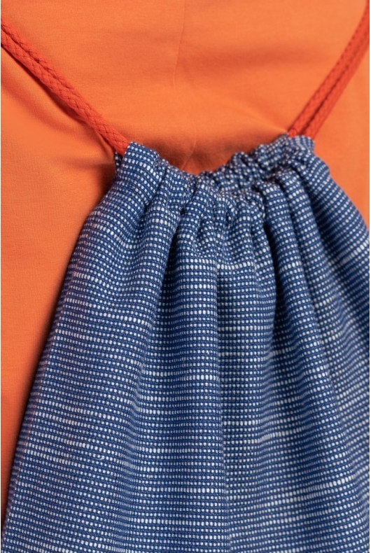 Niebieski plecak-worek z kontrastowymi sznurkami