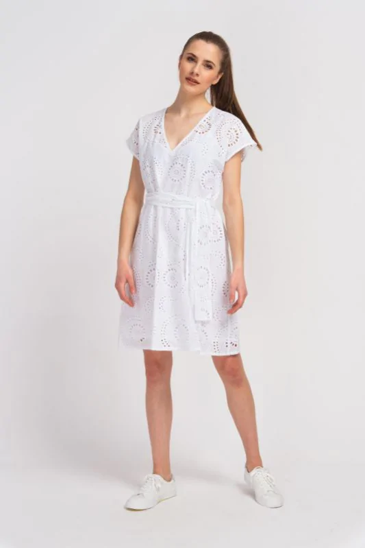 biała sukienka mini, ażurowa, z bawełnianej tkaniny
