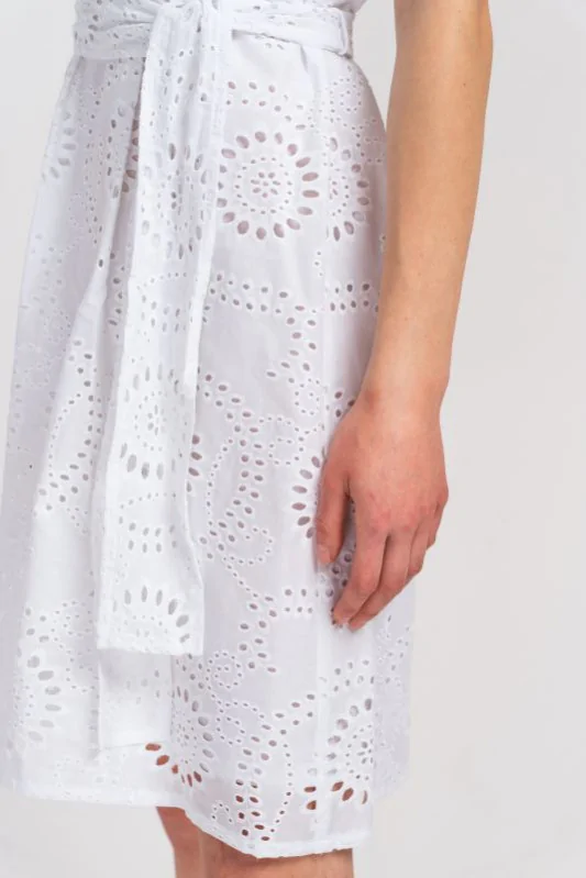 biała sukienka mini, ażurowa, z bawełnianej tkaniny