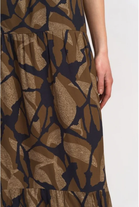 długa sukienka maxi w kolorze khaki w print moro, na szerokich ramiączkach