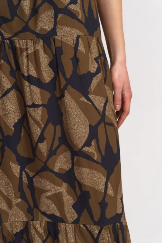 długa sukienka maxi w kolorze khaki w print moro, na szerokich ramiączkach