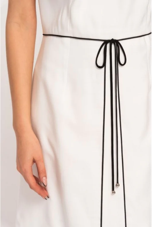 elegancka sukienka w kolorze ecru z kontrastową lamówką, o trapezowym kroju