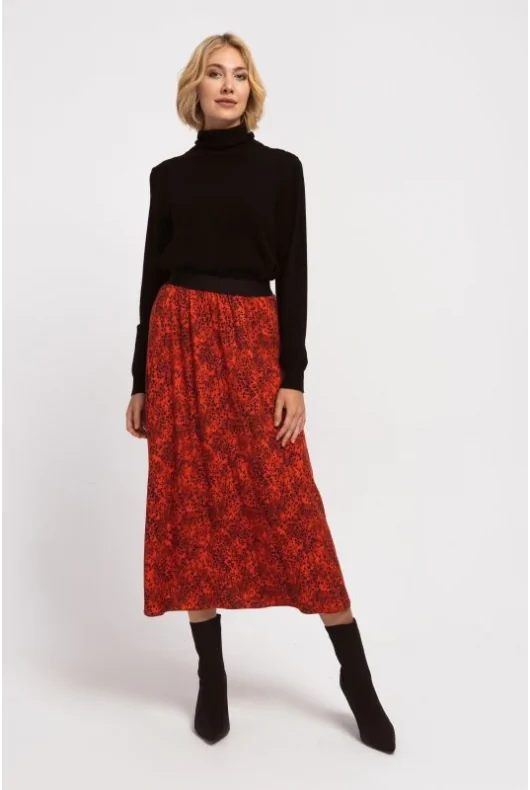 Stylizacja do pracy: czerwona, luźna spódnica maxi, z nadrukiem, o rozkloszowanym, kobiecym kroju z wiskozy.