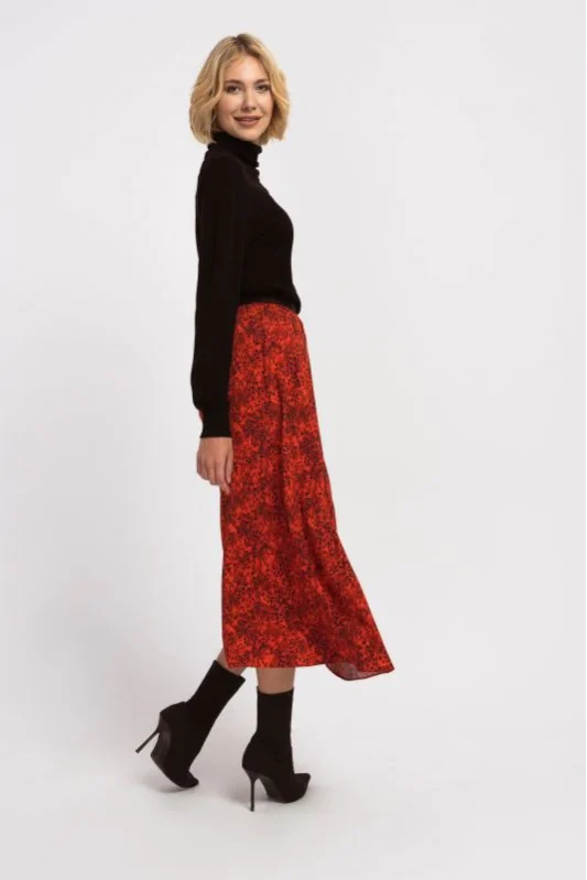 Stylizacja do pracy: czerwona, luźna spódnica maxi, z nadrukiem, o rozkloszowanym, kobiecym kroju z wiskozy.