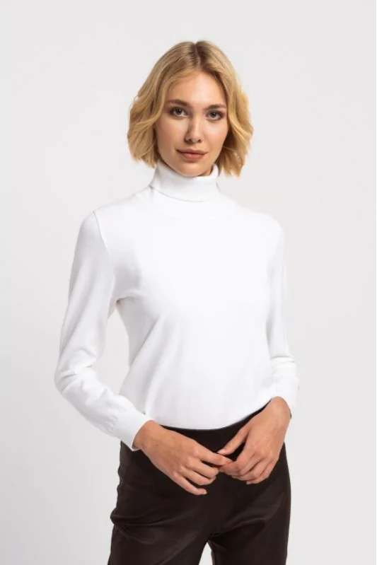 Stylizacja do pracy: biały sweterek basic z wiskozy. Klasyczny krój, podkreślający kobiecą figurę, długie rękawy.
