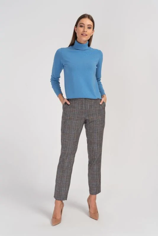 Stylizacja do pracy: niebieski sweterek basic z wiskozy. Klasyczny krój, podkreślający kobiecą figurę, długie rękawy.