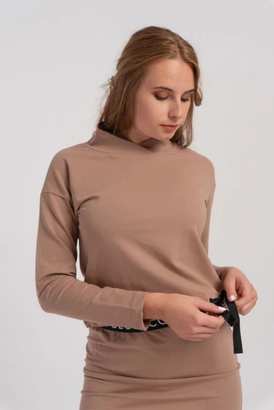 Sportowy sweter basic typu crop top, z długim rękawem, w brązowym kolorze.