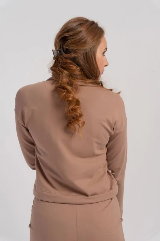 Sportowy sweter basic typu crop top, z długim rękawem, w brązowym kolorze.