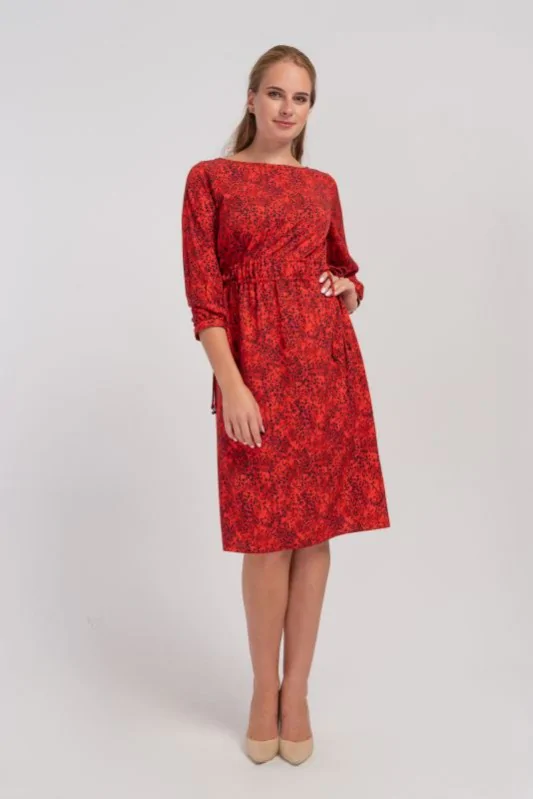 Czerwona elegancka sukienka kobieca o średniej długości, z nadrukiem, z wiskozy. Luźny krój, podkreślona talia, dekolt w łódkę.