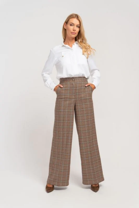 Stylizacja do pracy: długie eleganckie spodnie typu culotte, z luźnymi nogawkami. Kolor beżowy, wysoki stan, z kieszeniami.