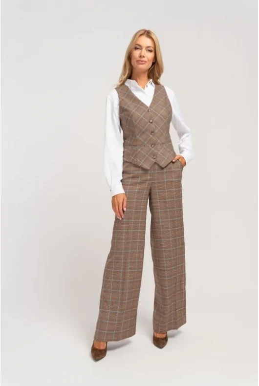 Stylizacja do pracy: długie eleganckie spodnie typu culotte, z luźnymi nogawkami. Kolor beżowy, wysoki stan, z kieszeniami.