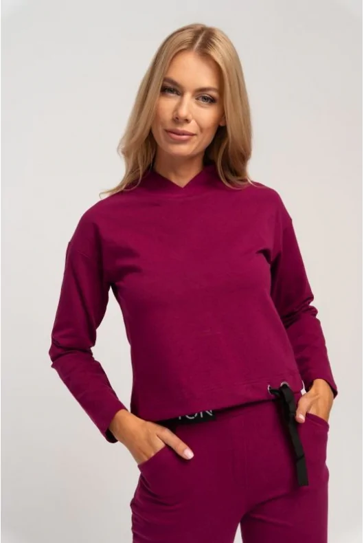 Sportowy sweter basic typu crop top, z długim rękawem, w różowym kolorze.