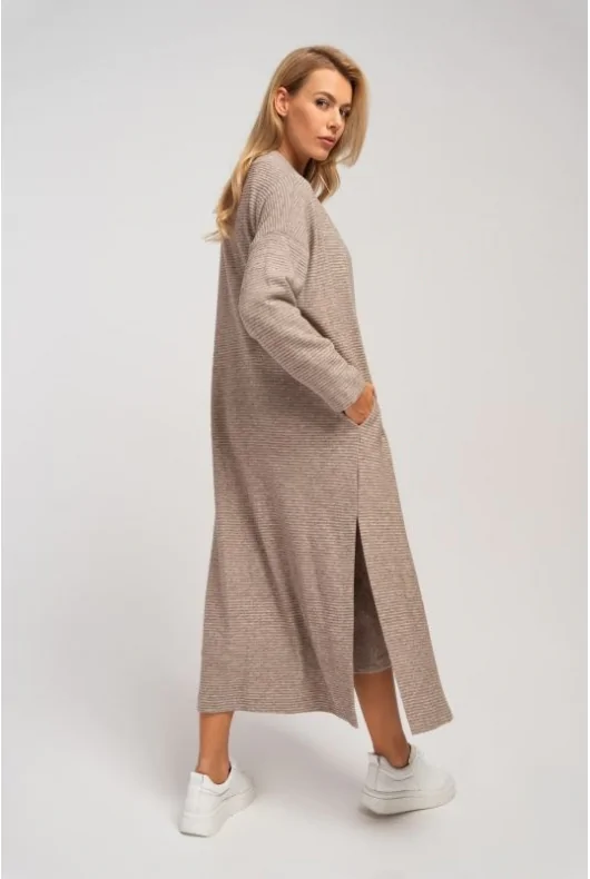 Długa swetrowa narzuta maxi z wiskozy, w kolorze beżowym. Luźny krój z wycięciami i kieszeniami.