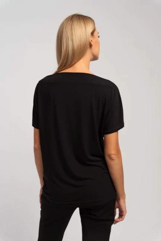 Stylizacja do pracy: czarna koszulka nietoperz z dekoltem woda, luźnym krótkim rękawem i dopasowanym kroju.