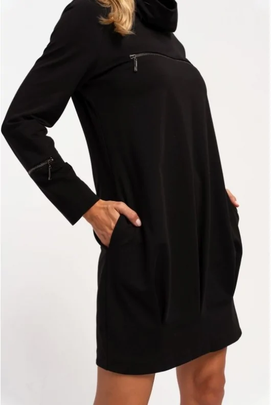 Czarna sportowa tunika sweterkowa z golfem i długim rękawem ze ściągaczami, z kieszeniami. Wygodny i luźny krój.