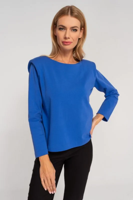 Elegancka niebieska bluzka bawełniana o dopasowanym kroju i poduszkami, podkreślająca kobiecą figurę.