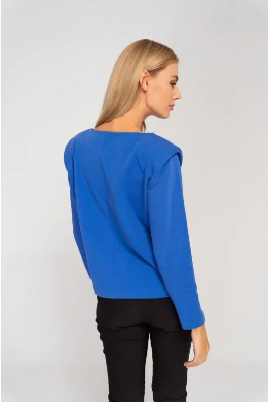 Elegancka niebieska bluzka bawełniana o dopasowanym kroju i poduszkami, podkreślająca kobiecą figurę.