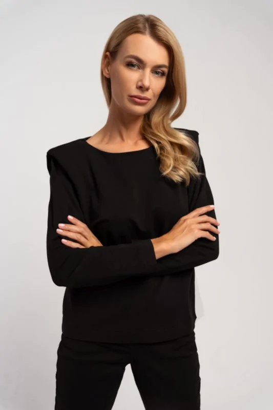 Czarna elegancka bluzka bawełniana o dopasowanym kroju i poduszkami, podkreślająca kobiecą figurę.