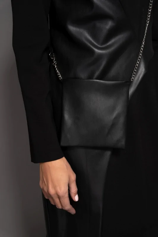 Czarna kopertowa sukienka midi z długimi rękawami i ze skórzanymi wstawkami