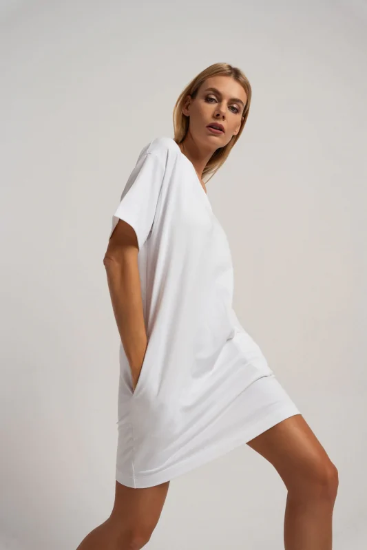 Bawełniana sportowa sukienka t-shirt oversize biała