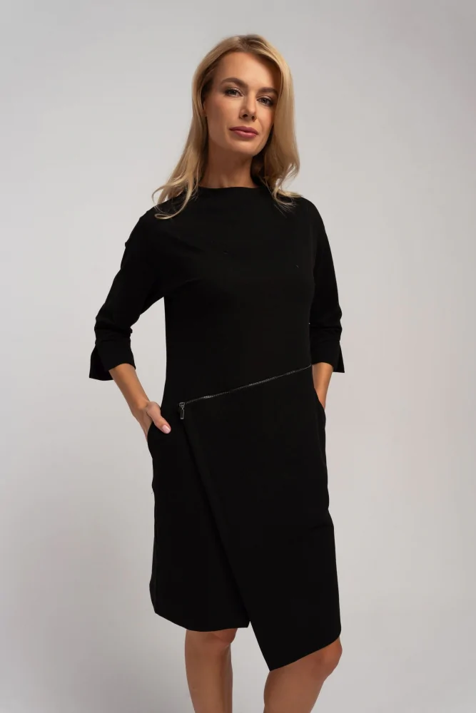 Czarna bawełniana sukienka midi w kopertowym stylu. Rękawy 3/4, luźny kobiecy krój, z kieszeniami.