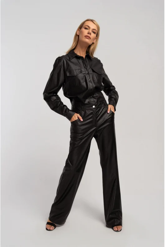 Długie czarne spodnie typu dzwony, z szeroką nogawką i wysokim stanem, uszyte z eco skóry.