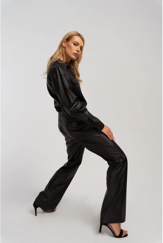 Długie czarne spodnie typu dzwony, z szeroką nogawką i wysokim stanem, uszyte z eco skóry.