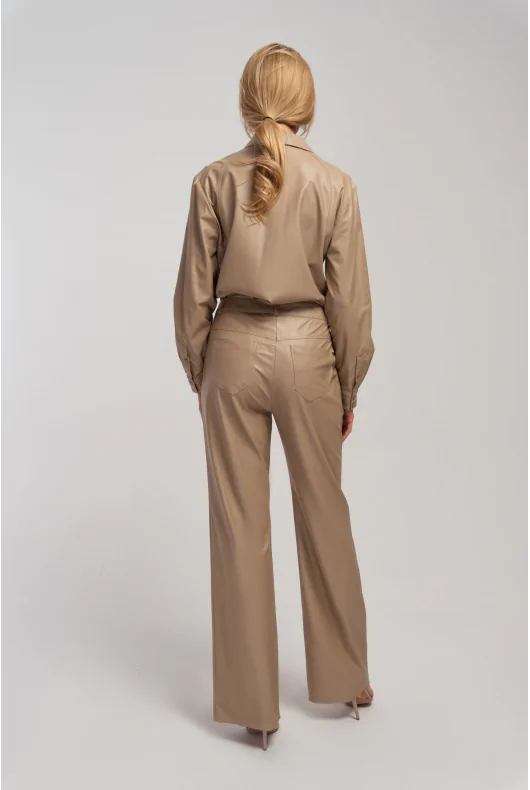 Beżowa koszula z eco skóry z wiskozową podszewką, kołnierzem i kieszonkami. Nowoczesna stylizacja do biura.