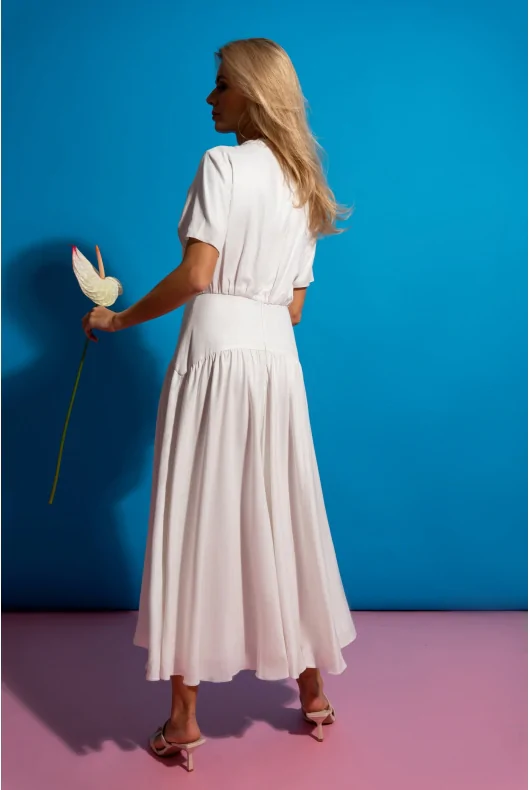 Biała letnia sukienka maxi z marszczeniami i podkreśloną talią, z wiskozy. Krótki rękaw i rozkloszowana spódnica.