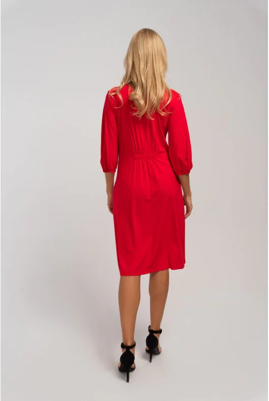 Czerwona sukienka midi z marszczeniami i podkreśloną talią z wiskozy. Wygodna stylizacja do pracy.