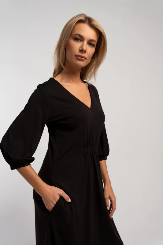 Czarna sukienka midi z marszczeniami i podkreśloną talią z wiskozy. Wygodna stylizacja do pracy.